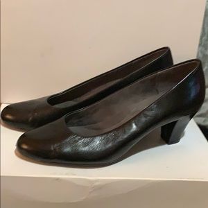 Aerosoles leather pump